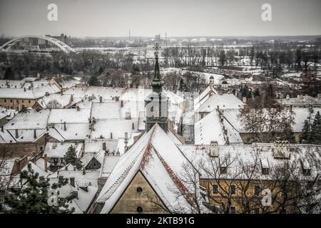 Panoramablick auf die schneebedeckten Dächer von Petrovaradin Stockfoto