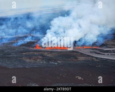 Mauna Loa, Hawaii, USA. 28.. November 2022. Lavabrunnen entlang einer Spalte in Mauna Loas nordöstlicher Rift Zone gegen 9:30 Uhr HST am 28. November 2022. Das Foto wurde mit Blick nach Norden aufgenommen. Kredit: K. Lynn/USGS/ZUMA Press Wire Service/ZUMAPRESS.com/Alamy Live News Stockfoto