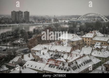 Panoramablick auf die schneebedeckten Dächer von Petrovaradin Stockfoto