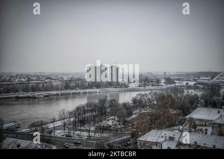 Blick auf Novi Sad von der Festung Petrovaradin im Winter Stockfoto