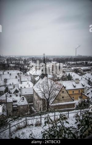 Panoramablick auf die schneebedeckten Dächer von Petrovaradin Stockfoto