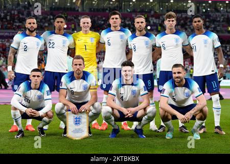 Kyle Walker, Jude Bellingham, Jordan Pickford, Harry Maguire, Jordan Henderson, John Stones, Marcus Rashford, (erste Reihe, links-rechts) Phil Foden, Harry Kane, Declan Rice und Luke Shaw stellen sich vor dem Spiel der FIFA-Weltmeisterschaft Gruppe B im Ahmad bin Ali Stadium, Al Rayyan, Katar, für eine Team-Gruppe auf. Foto: Dienstag, 29. November 2022. Stockfoto