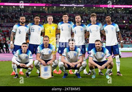 Kyle Walker, Jude Bellingham, Jordan Pickford, Harry Maguire, Jordan Henderson, John Stones, Marcus Rashford, (erste Reihe, links-rechts) Phil Foden, Harry Kane, Declan Rice und Luke Shaw stellen sich vor dem Spiel der FIFA-Weltmeisterschaft Gruppe B im Ahmad bin Ali Stadium, Al Rayyan, Katar, für eine Team-Gruppe auf. Foto: Dienstag, 29. November 2022. Stockfoto