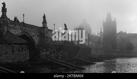 Früher nebeliger Morgen auf der Karlsbrücke Prag, Tschechische republik Stockfoto