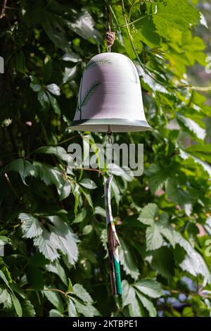 Glocke als Element der Gartendekoration Stockfoto