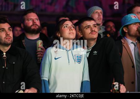 Englische Fans sehen sich im Fan Park 4TheFans im LDN East, London, eine Vorführung des FIFA World Cup Group B-Spiels zwischen Wales und England an. Foto: Dienstag, 29. November 2022. Stockfoto