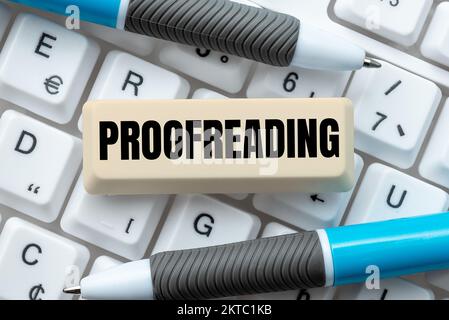 Textzeichen für Korrekturlesen, konzeptionelle Fotoakte des Lesens und Markierens von Rechtschreibfehlern, Grammatik- und Syntaxfehlern Stockfoto