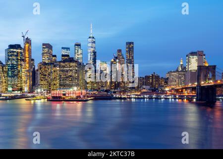 Brooklyn Bridge und Manhatten Skyline mit Freedom Tower, beleuchtet bei Nacht, Lichter Brooklyn, New York City, New York, USA Stockfoto
