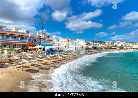 Das kleine Dorf mit einzigartigen Stränden und dem berühmten Ferienort Agia Pelagia, Heraklion, Crete, Griechenland. Stockfoto