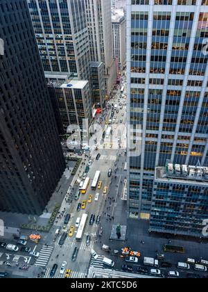 Blick auf die 6. Avenue in Richtung Radio City, Manhatten, New York City, New York, USA Stockfoto