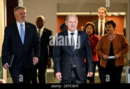 29. November 2022, Berlin: Mathias Cormann (l-r), Generalsekretär der Organisation für wirtschaftliche Zusammenarbeit und Entwicklung (OECD), Gilbert Houngbo, Generaldirektor der Internationalen Arbeitsorganisation (ILO), Bundeskanzler Olaf Scholz (SPD), Mari Elka Pangestu, geschäftsführende Direktorin der Weltbank für Entwicklungspolitik und Partnerschaften, Und Kristalina Georgieva, geschäftsführende Direktorin des Internationalen Währungsfonds (IWF), ein Treffen mit den Leitern der fünf großen internationalen Wirtschafts- und Finanzorganisationen und dem deutschen Bundeskanzler. Foto: Britta Pedersen/dpa Stockfoto