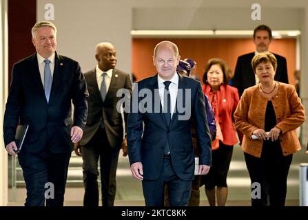 29. November 2022, Berlin: Mathias Cormann (l-r), Generalsekretär der Organisation für wirtschaftliche Zusammenarbeit und Entwicklung (OECD), Gilbert Houngbo, Generaldirektor der Internationalen Arbeitsorganisation (ILO), Bundeskanzler Olaf Scholz (SPD), Mari Elka Pangestu, geschäftsführende Direktorin der Weltbank für Entwicklungspolitik und Partnerschaften, Und Kristalina Georgieva, geschäftsführende Direktorin des Internationalen Währungsfonds (IWF), ein Treffen mit den Leitern der fünf großen internationalen Wirtschafts- und Finanzorganisationen und dem deutschen Bundeskanzler. Foto: Britta Pedersen/dpa Stockfoto