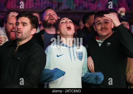 Englische Fans reagieren im Fan Park 4TheFans im LDN East, London, während der Vorführung des FIFA World Cup Group B-Spiels zwischen Wales und England. Foto: Dienstag, 29. November 2022. Stockfoto