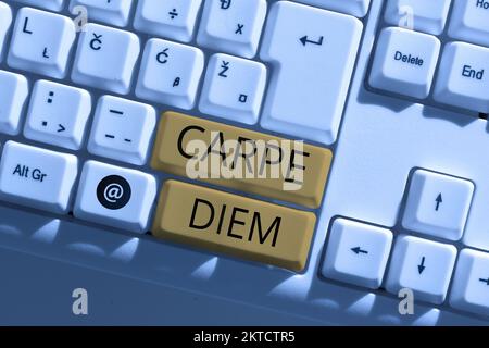 Schreiben mit Text Carpe Diem, öffentliches Business Idea Festival, auf dem Menschen Musik und Tanz spielen Stockfoto