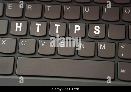 Internetkonzept. Auf der schwarzen Tastatur ist die Beschriftung weiß - HTTPS hervorgehoben Stockfoto