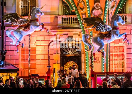 London, Großbritannien. 29.. November 2022. Annabel's, privater Mitgliederclub, bringt seine Weihnachtsfassade für 2022 auf den Markt. Kredit: Guy Bell/Alamy Live News Stockfoto