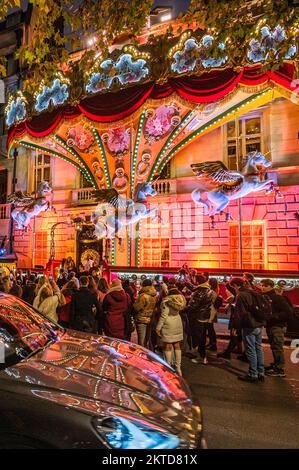 London, Großbritannien. 29.. November 2022. Annabel's, privater Mitgliederclub, bringt seine Weihnachtsfassade für 2022 auf den Markt. Kredit: Guy Bell/Alamy Live News Stockfoto