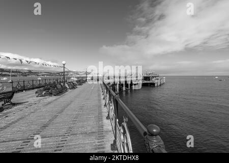 Schwarzweißfoto des Swanage Pier in Dorset Stockfoto