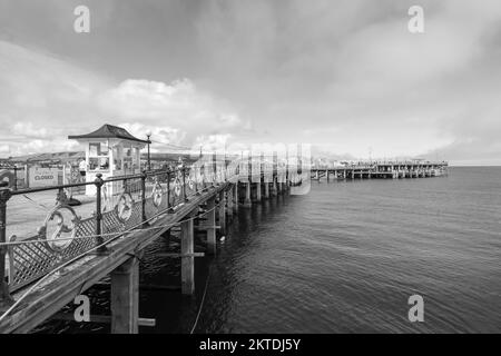 Schwarzweißfoto des Swanage Pier in Dorset Stockfoto