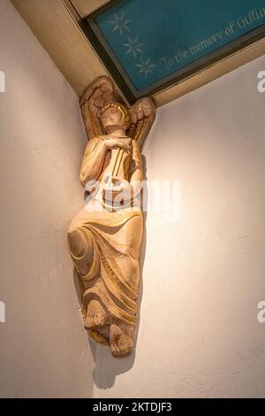 Eine Engelskulptur in der Kinderkapelle in Guildford Cathedral, Surrey, England, Großbritannien Stockfoto