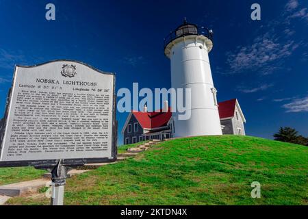 Ein Denkmal, das die Geschichte des Leuchtturms Nobska auf Cap Cod, Massachusetts, erzählt. Stockfoto