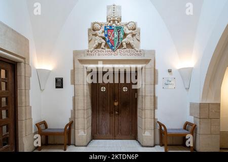 Kunstvoll verzierter Eingang zur Sacristy im Inneren der Guildford Cathedral, Surrey, England, Großbritannien Stockfoto