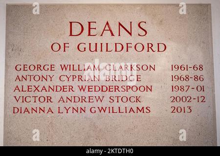 Deans von Guildford, Liste auf einer Steintafel in der Guildford Cathedral, Surrey, England, Großbritannien Stockfoto