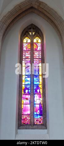 Buntglasfenster in der Guildford Cathedral, die vom Surrey County Council zur Gedenkfeier seines 1989 in Surrey England, Großbritannien, verfasst wurde. Künstler Mark Angus Stockfoto