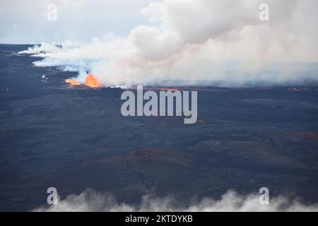 Mauna Loa, Vereinigte Staaten von Amerika. 28. November 2022. Lavaströme während eines Ausbruchs in der nordöstlichen Rift Zone auf dem Caldera-Gipfel des Mauna Loa im Hawaii Volcanoes National Park, 28. November 2022 in Hawaii. Der neue Ausbruch, der erste seit 1984 im weltweit größten aktiven Vulkan. Kredit: Civil Air Patrol/USGS/Alamy Live News Stockfoto