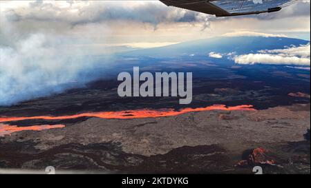 Mauna Loa, Vereinigte Staaten von Amerika. 28. November 2022. Lavaströme während eines Ausbruchs in der nordöstlichen Rift Zone auf dem Caldera-Gipfel des Mauna Loa im Hawaii Volcanoes National Park, 28. November 2022 in Hawaii. Der neue Ausbruch, der erste seit 1984 im weltweit größten aktiven Vulkan. Kredit: Civil Air Patrol/USGS/Alamy Live News Stockfoto