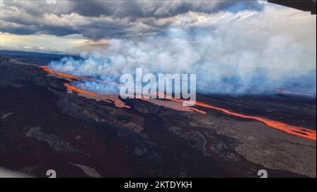 Mauna Loa, Vereinigte Staaten von Amerika. 28. November 2022. Lavaströme während eines Ausbruchs in der nordöstlichen Rift Zone auf dem Caldera-Gipfel des Mauna Loa im Hawaii Volcanoes National Park, 28. November 2022 in Hawaii. Der neue Ausbruch, der erste seit 1984 im weltweit größten aktiven Vulkan. Kredit: Civil Air Patrol/USGS/Alamy Live News Stockfoto