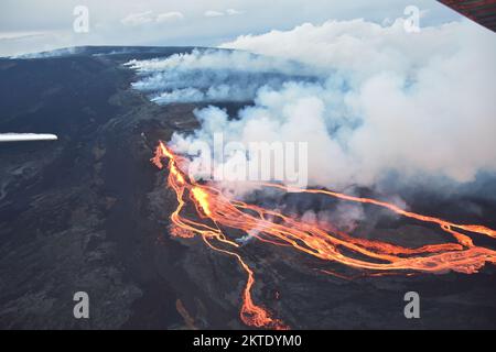 Mauna Loa, Vereinigte Staaten von Amerika. 28. November 2022. Lavaströme während eines Ausbruchs in der nordöstlichen Rift Zone auf dem Caldera-Gipfel des Mauna Loa im Hawaii Volcanoes National Park, 28. November 2022 in Hawaii. Der neue Ausbruch, der erste seit 1984 im weltweit größten aktiven Vulkan. Kredit: Civil Air Patrol/USGS/Alamy Live News Stockfoto