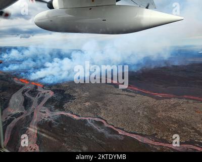 Mauna Loa, Vereinigte Staaten von Amerika. 28. November 2022. Lavaströme während eines Ausbruchs in der nordöstlichen Rift Zone auf dem Caldera-Gipfel des Mauna Loa im Hawaii Volcanoes National Park, 28. November 2022 in Hawaii. Der neue Ausbruch, der erste seit 1984 im weltweit größten aktiven Vulkan. Kredit: Kendra Lynn/USGS/Alamy Live News Stockfoto