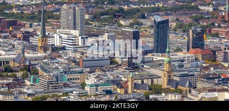 Antenne, Blick auf das Stadtzentrum mit Elektrofahrzeug. Stadtkirche St. Marien, St. Reinoldikirche, IWO Wolkenkratzer, RWE Tower, Sparkassenhochhhaus, Wolkenkratzer Harenberg City Stockfoto