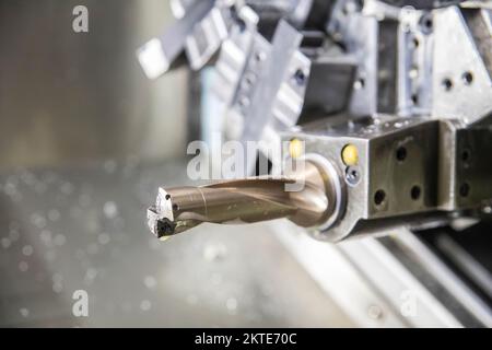 Trommel mit auswechselbaren Schneidwerkzeugen in der CNC-Maschine Stockfoto