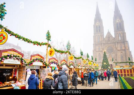 Prag, Tschechische Republik - 28. November 2022: Traditioneller Weihnachtsmarkt am Namesti Miru oder Friedensplatz im Vinohrady-Viertel in der Nähe der Kirche Stockfoto