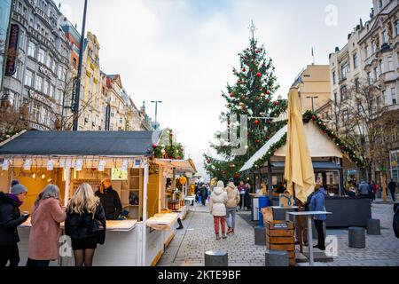 Prag, Tschechische Republik - 28. November 2022: Traditioneller Weihnachtsmarkt in Vaclavske namesti oder Wenzelsplatz in der Prager Altstadt, Tschechisch Stockfoto