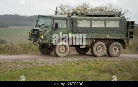 Ein BAE Systems Pinzgauer 6WD Geländewagen der britischen Armee Steyr-Daimler-Puch mit hoher Mobilität 6x6 auf einer militärischen Kampfübung in Wilts UK Stockfoto