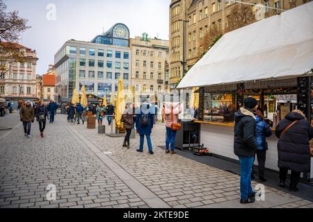 Prag, Tschechische Republik - 28. November 2022: Traditioneller Weihnachtsmarkt in Vaclavske namesti oder Wenzelsplatz in der Prager Altstadt, Tschechisch Stockfoto