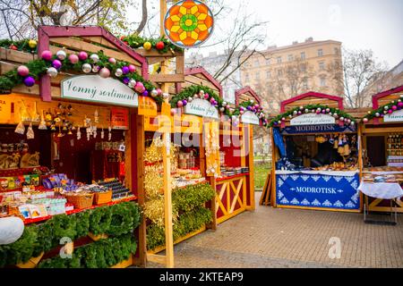 Prag, Tschechische Republik - 28. November 2022: Traditioneller Weihnachtsmarkt am Namesti Miru oder Friedensplatz im Vinohrady-Viertel in der Nähe der Kirche Stockfoto