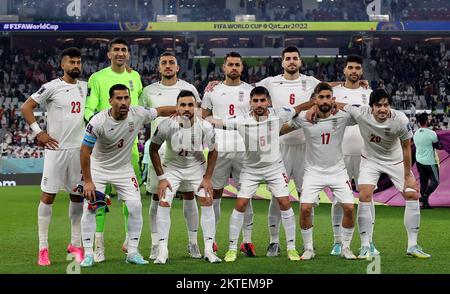 Doha, Katar. 29.. November 2022. Die ersten Spieler des Iran stellen sich vor dem Spiel der Gruppe B zwischen dem Iran und den Vereinigten Staaten auf der FIFA-Weltmeisterschaft 2022 im Al Thumama Stadium in Doha, Katar, am 29. November 2022 auf. Kredit: Cao Can/Xinhua/Alamy Live News Stockfoto