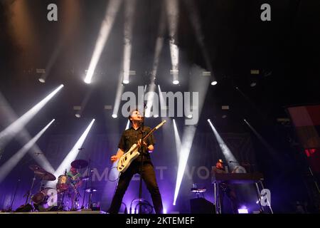 Roskilde, Dänemark. 30., Juni 2022. Die amerikanische Rockband Jimmy Eat World führt während des dänischen Musikfestivals Roskilde Festival 2022 in Roskilde ein Live-Konzert auf. Hier sehen Sie den Sänger und Musiker Jim Adkins live auf der Bühne. (Foto: Gonzales Photo - Thomas Rungstrom). Stockfoto