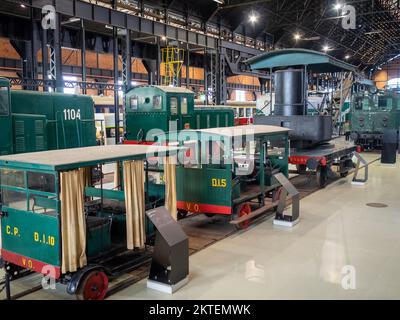 Allgemeiner Blick auf die Eisenbahnwaggons im nationalen Eisenbahnmuseum von Portugal in Entroncamento Stockfoto