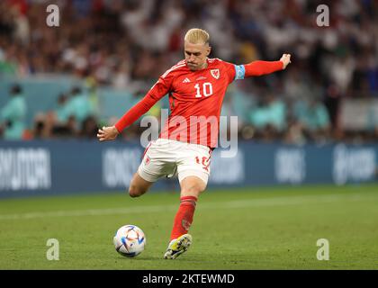 29.. November 2022; Ahmed bin Ali Stadium, Al Rayyan, Katar; FIFA Fußball-Weltmeisterschaft, Wales gegen England; Aaron Ramsey von Wales Stockfoto