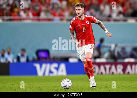 DOHA, KATAR - 29. NOVEMBER: Joe Rodon of Wales spielt mit dem Ball während des Spiels Gruppe B - FIFA Weltmeisterschaft Qatar 2022 zwischen Wales und England im Ahmad bin Ali Stadium am 29. November 2022 in Doha, Katar (Foto: Pablo Morano/BSR Agency) Stockfoto