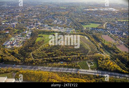 Luftaufnahme, Berg Pluto-Wilhelm, im Hintergrund Pluto-Grube 2/3/7 und Industriegebiet Wilhelmstraße, Wanne, Herne, Ruhrgebiet, Nord-RHI Stockfoto