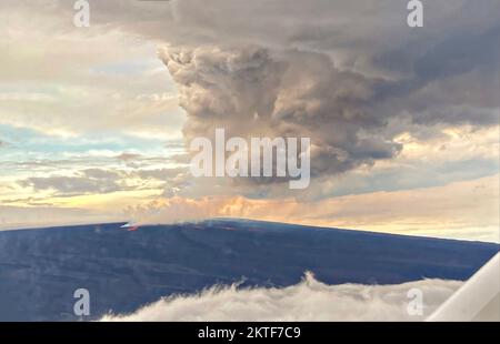 Mauna Loa, Vereinigte Staaten von Amerika. 29. November 2022. Luftaufnahme von Asche und Rauch aus der nordöstlichen Rift Zone auf dem Gipfel des Mauna Loa im Hawaii Volcanoes National Park, 29. November 2022 in Hawaii. Der neue Ausbruch, der erste seit 1984 im weltweit größten aktiven Vulkan. Kredit: Natalie Deligne/USGS/Alamy Live News Stockfoto