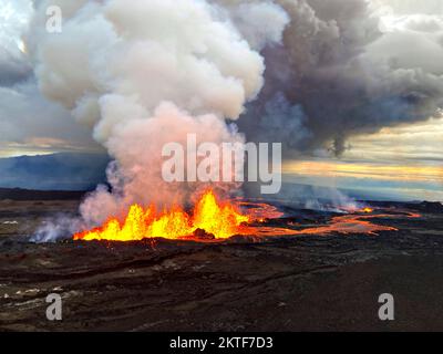 Mauna Loa, Vereinigte Staaten von Amerika. 29. November 2022. Aus der Vogelperspektive aus der Vogelperspektive aus der dominanten Spalte 3 in der Nordost Rift Zone auf dem Gipfel des Mauna Loa im Hawaii Volcanoes National Park am 29. November 2022 in Hawaii. Der neue Ausbruch, der erste seit 1984 im weltweit größten aktiven Vulkan. Kredit: Matthew Patrick/USGS/Alamy Live News Stockfoto