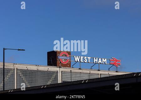LONDON, Großbritannien - 16. NOVEMBER 2022: Schild für West Ham Station Stockfoto