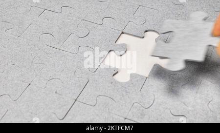 Lege das letzte Puzzleteil auf weißen Hintergrund, um die Mission zu beenden Stockfoto